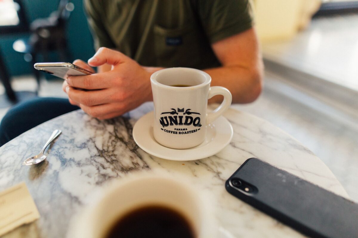 Nos conversations changent : le SMS s'efface, la voix devient un luxe